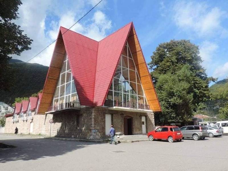 ქალაქ ცაგერში,ამ განსაკუთრებული არქიტექტურის შენობაში,განთავსებულია სურათების გალერეა...